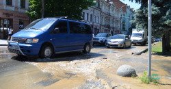 Потоп в центре Днепра: на улице Баррикадной прорвало водопровод (Фото/Видео) - рис. 3