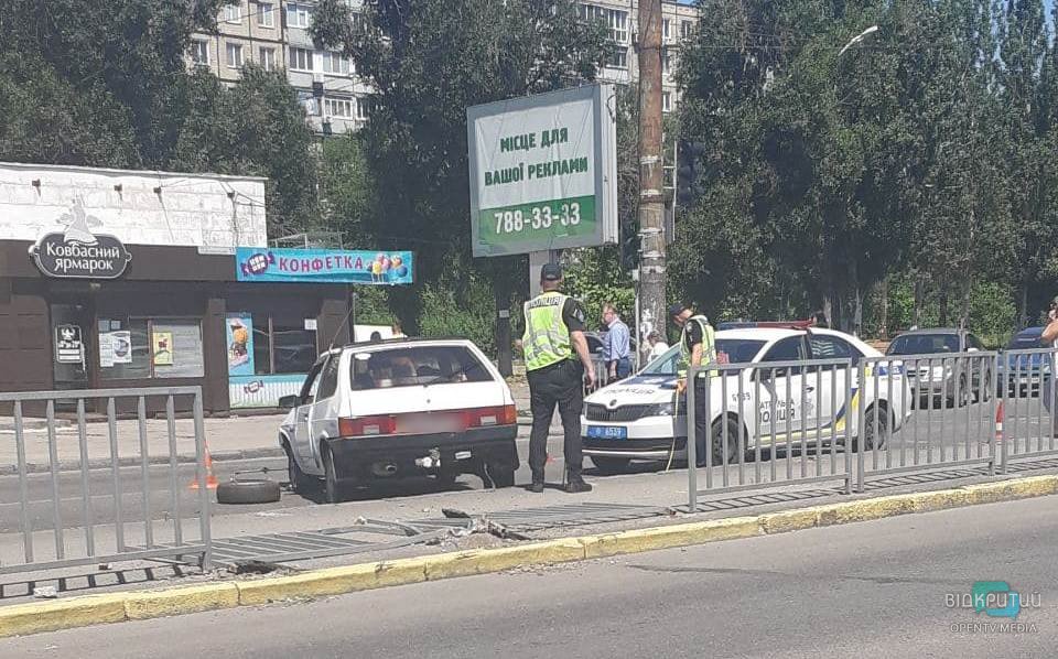 Снес заграждение и разбил авто: в Днепре у автомобиля ВАЗ отказали тормоза - рис. 1