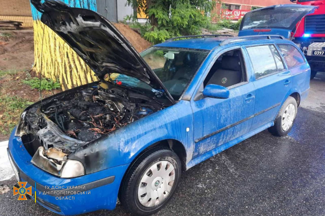 В Днепре на Богдана Хмельницкого прохожие помогли водителю потушить горящее авто - рис. 2