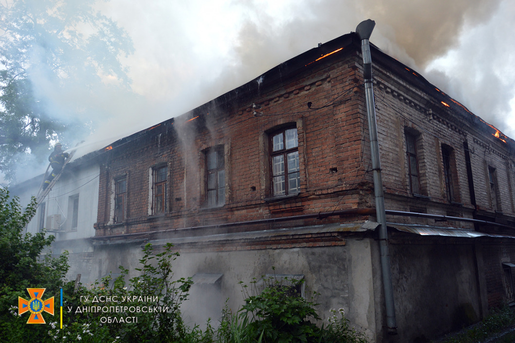 В центре Днепра спасатели ликвидировали пожар площадью 250 кв/м - рис. 1