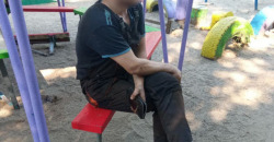 Без стеснения: в Днепре мужчина в разгар дня срезал лавки на детской площадке - рис. 5