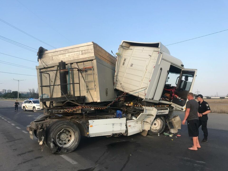 На Днепропетровщине пьяный водитель грузовика устроил ДТП: видео - рис. 1