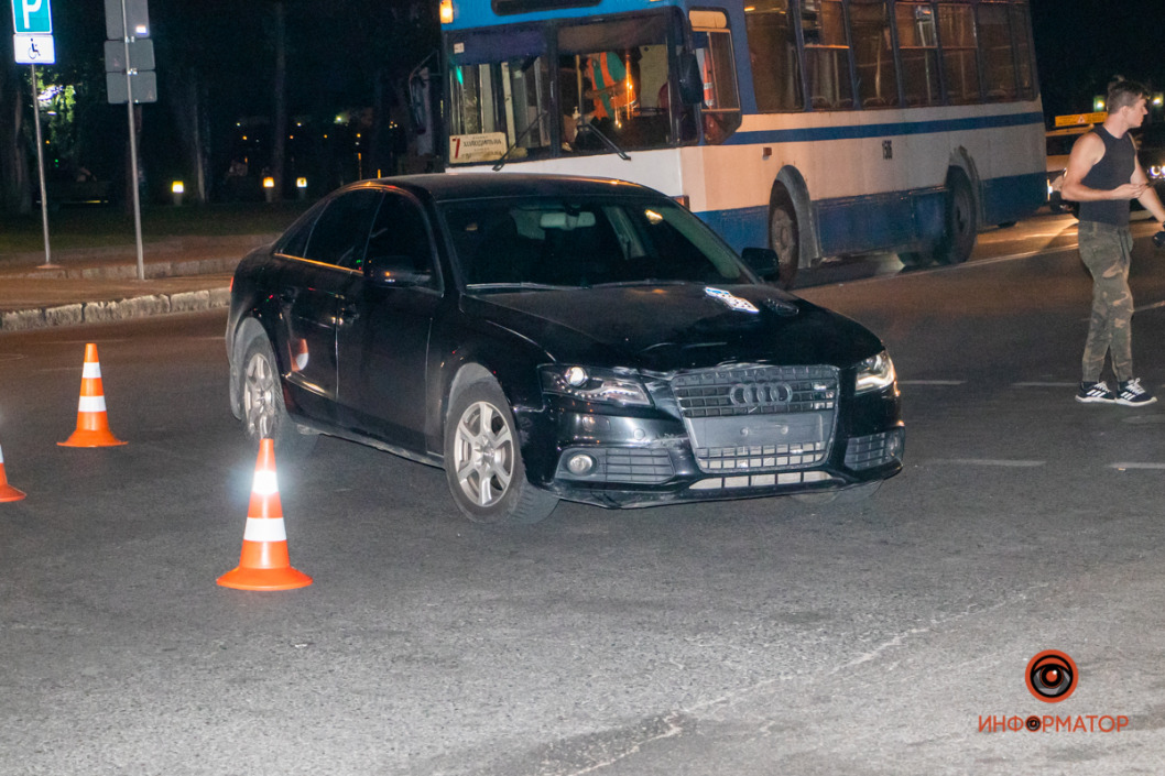 В Днепре столкнулись автомобиль Audi и мотоциклист: есть пострадавшие - рис. 2