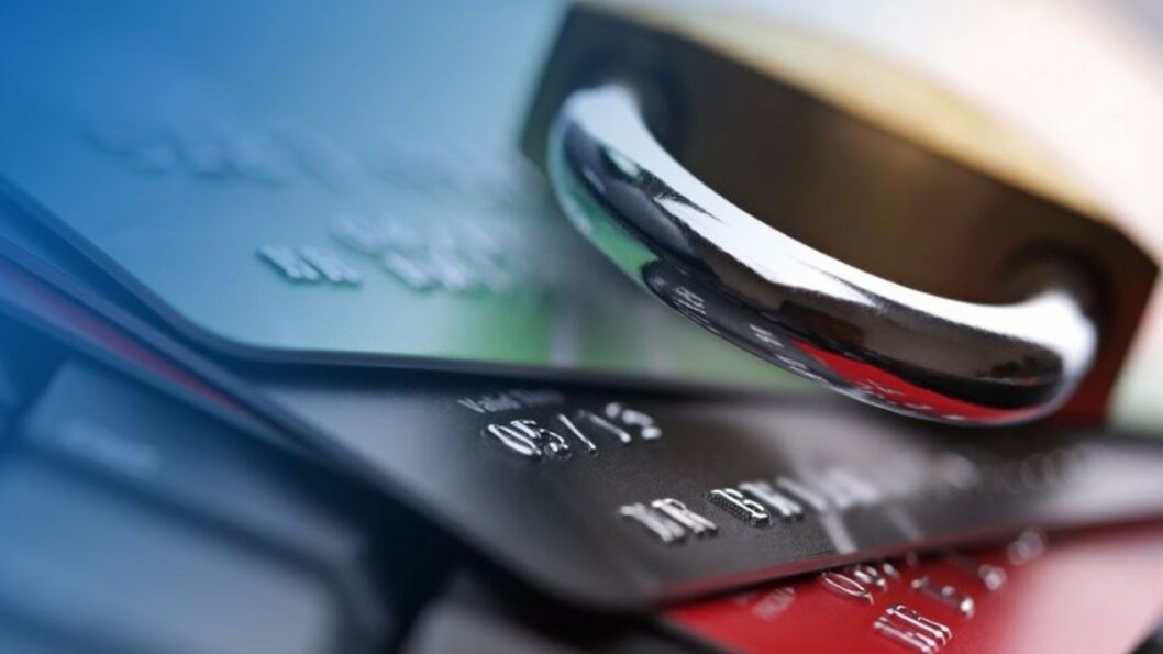 В Украине разрешили банкам автоматически списывать долги с карт своих клиентов - рис. 1