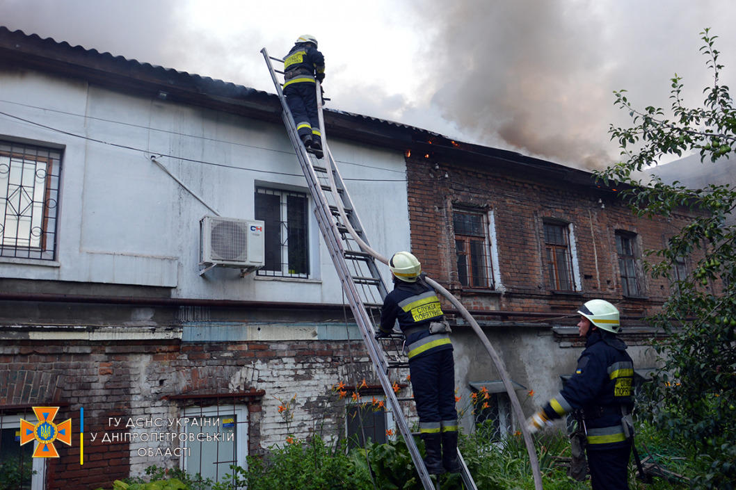 В центре Днепра спасатели ликвидировали пожар площадью 250 кв/м - рис. 4