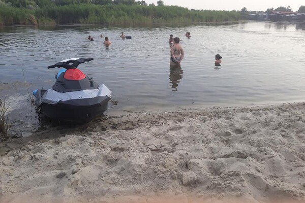 Своими силами: на Днепропетровщине жители облагородили пляж - рис. 2