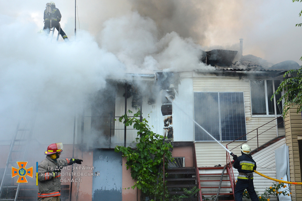 В центре Днепра спасатели ликвидировали пожар площадью 250 кв/м - рис. 2