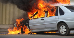 В Днепре на Кайдакском мосту во время движения загорелся автомобиль: видео - рис. 3