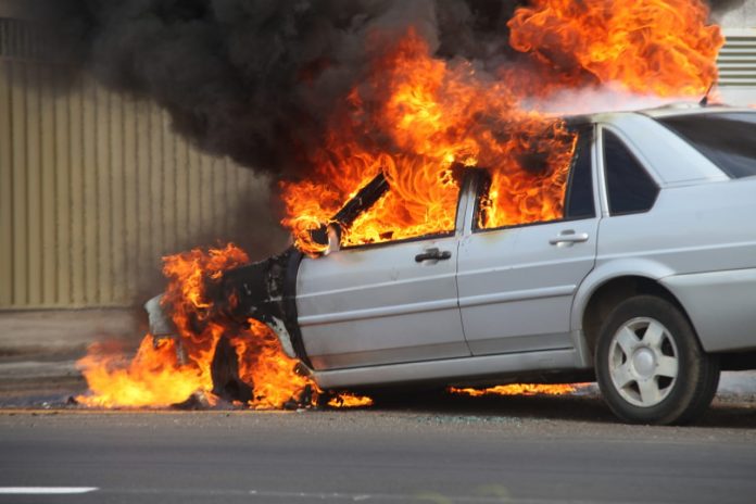 В Днепре на Кайдакском мосту во время движения загорелся автомобиль: видео - рис. 2