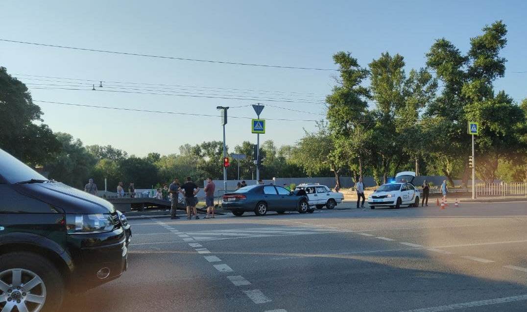 В Днепре на Набережной Заводской столкнулись ВАЗ и Mazda: фото/видео - рис. 1
