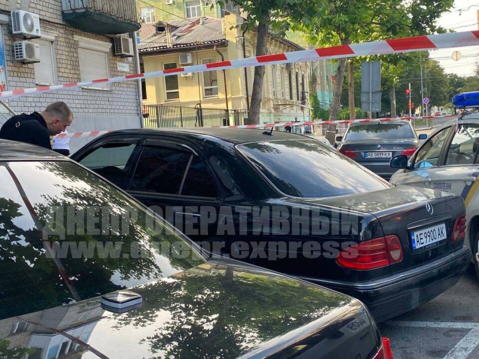 Драка в центре Днепра: водитель иномарки избил инспектора по парковкам - рис. 1