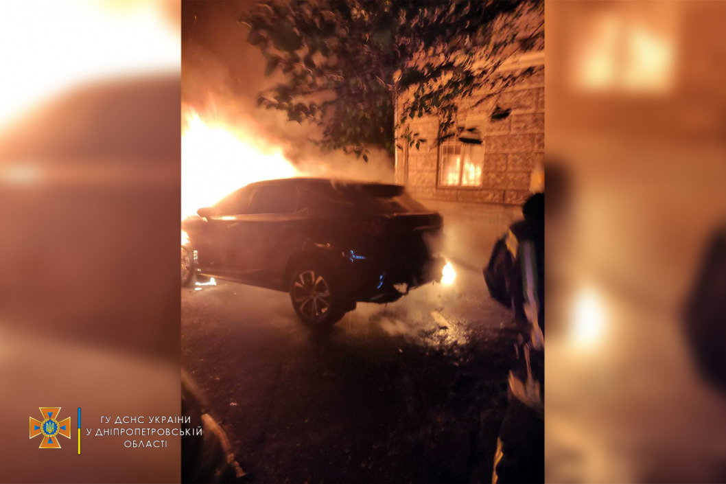 На Днепропетровщине сгорел элитный Lexus RX300: полиция устанавливает причины - рис. 1