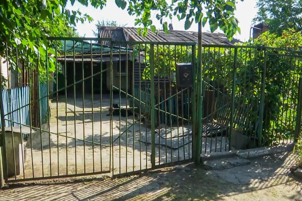 На Днепропетровщине мать прикованого цепью мальчика напала на журналистов: Фото - рис. 2