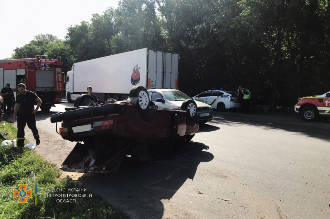 ДТП в Кривом Роге: автомобиль перевернулся на крышу - рис. 2