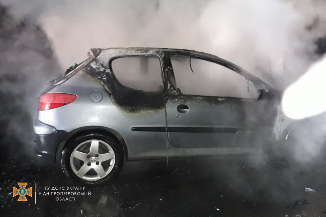 В Днепровском районе за ночь сгорели два легковых автомобиля - рис. 2