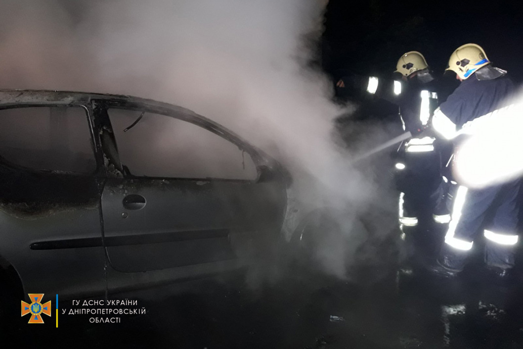 В Днепровском районе за ночь сгорели два легковых автомобиля - рис. 1