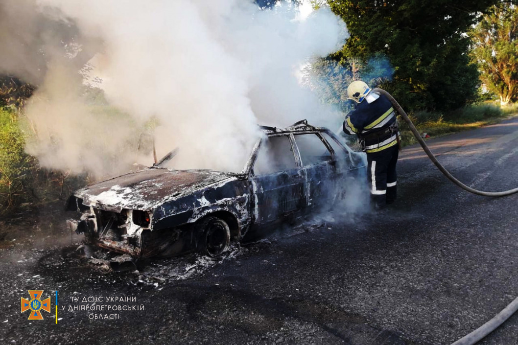 В Днепровском районе за ночь сгорели два легковых автомобиля - рис. 5