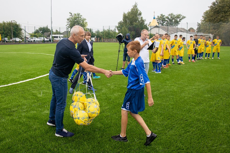 На Днепропетровщине новый сельский стадион открыли футбольным матчем - рис. 6