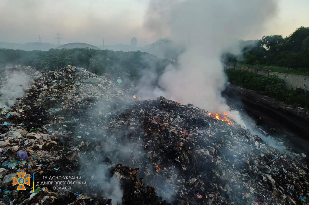 Тушили более 5 часов: на Днепропетровщине горел полигон твердых бытовых отходов - рис. 1