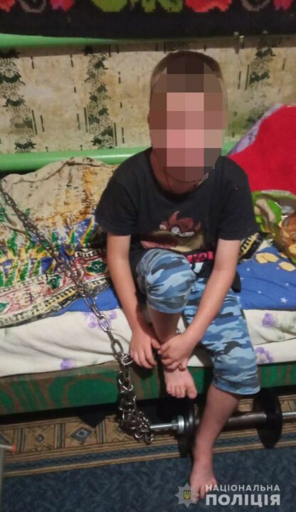 В Кривом Роге отчим приковал цепью к батарее 7-летнего мальчика - рис. 1