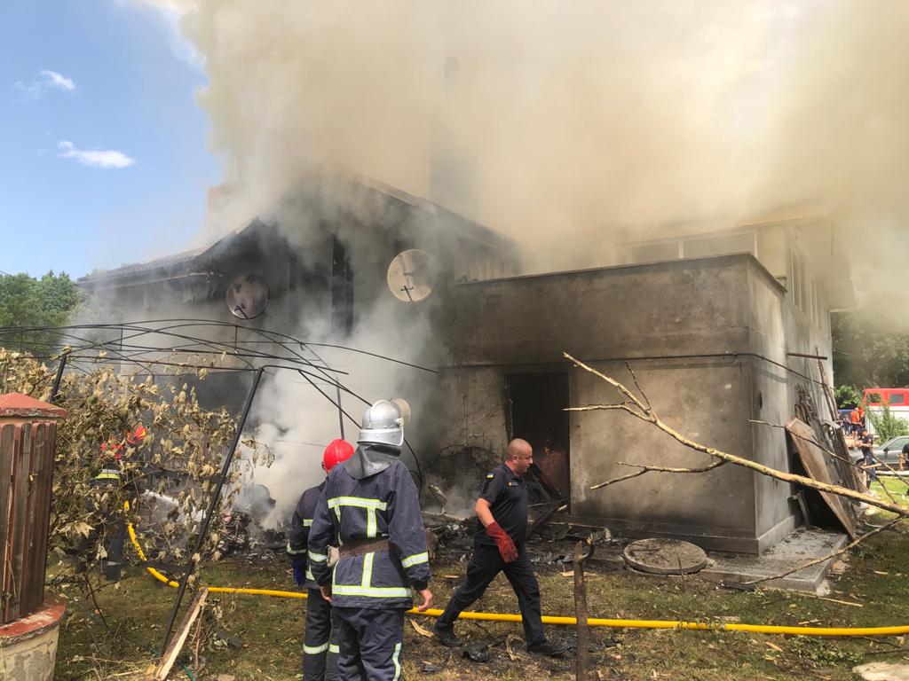 В Украине самолет упал на жилой дом и загорелся: есть погибшие - рис. 3