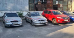 В Днепре неизвестные обрисовали краской автомобили на парковке - рис. 9