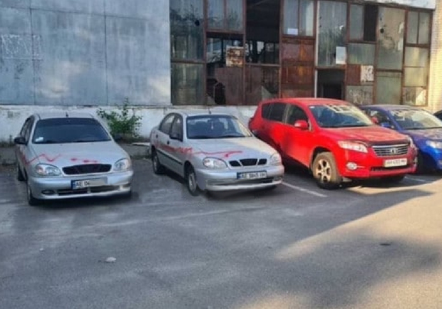 В Днепре неизвестные обрисовали краской автомобили на парковке - рис. 3