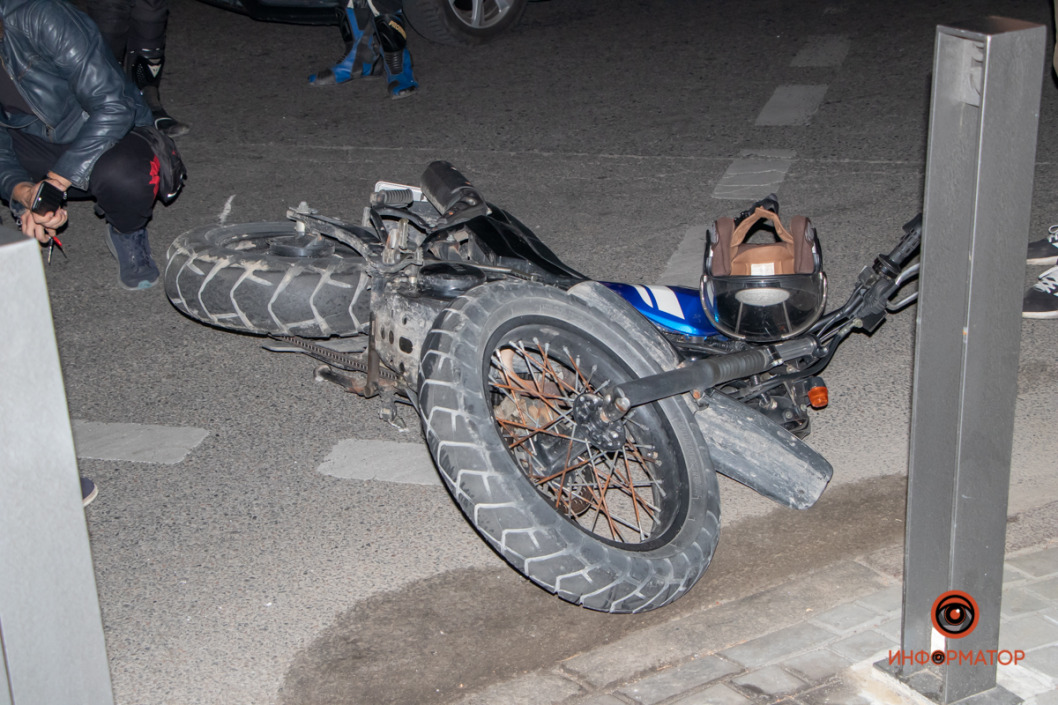 В Днепре столкнулись автомобиль Audi и мотоциклист: есть пострадавшие - рис. 1