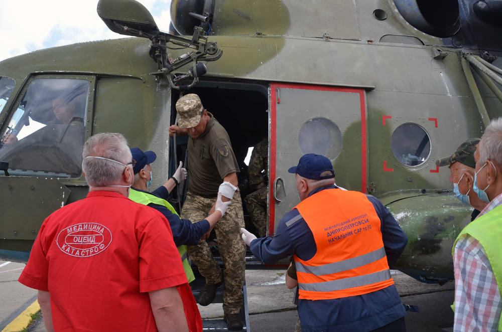 Война продолжается: в Днепр вертолетом было доставлено 5 раненых с передовой - рис. 3