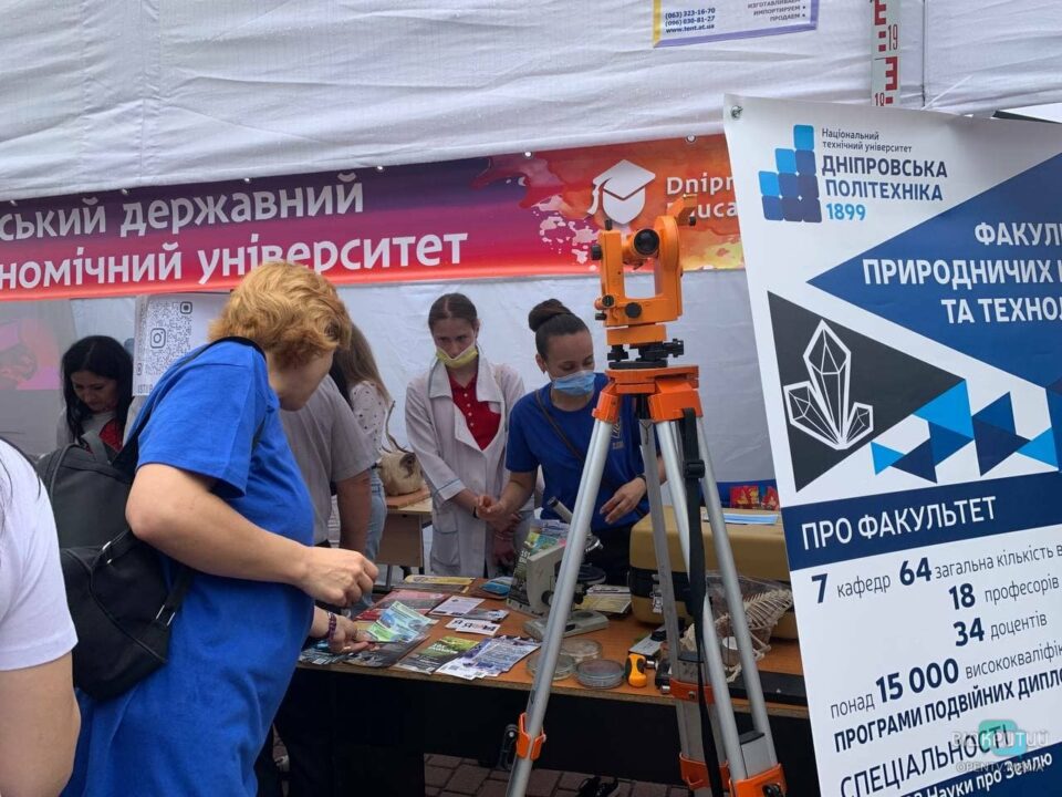 Все для абитуриентов: в Днепре провели масштабную ярмарку профессий (фото) - рис. 22