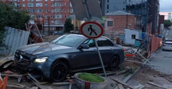 В центре Днепра водитель Mercedes «разул» BMW и снес дорожный знак: фото/видео - рис. 8