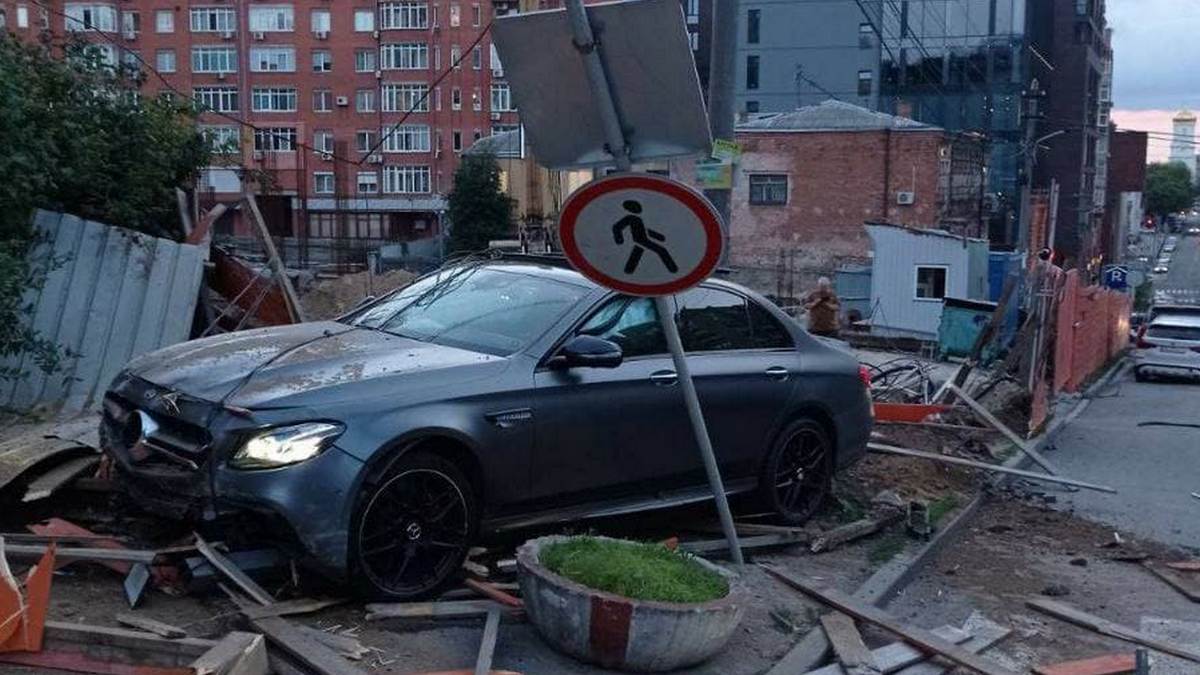 В центре Днепра водитель Mercedes «разул» BMW и снес дорожный знак: фото/видео - рис. 1