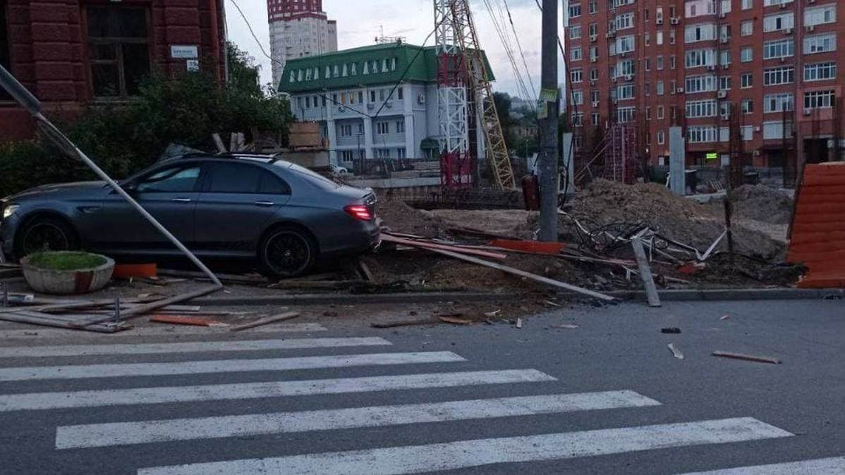 В центре Днепра водитель Mercedes «разул» BMW и снес дорожный знак: фото/видео - рис. 2