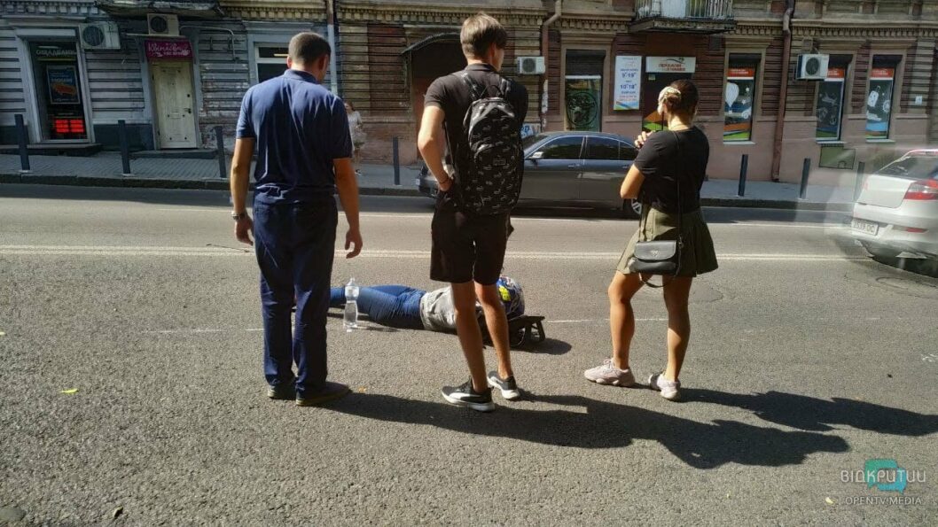 В центре Днепра в результате ДТП пострадала мотоциклистка: фото/видео - рис. 4