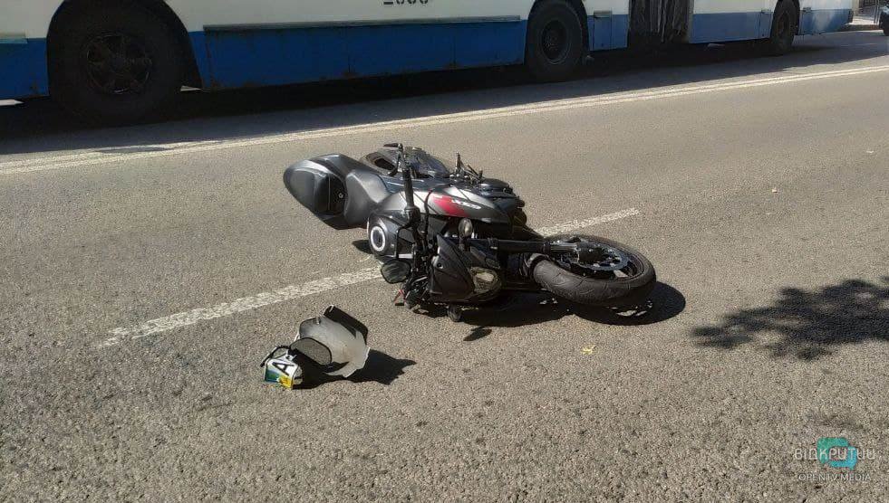 В центре Днепра в результате ДТП пострадала мотоциклистка: фото/видео - рис. 7