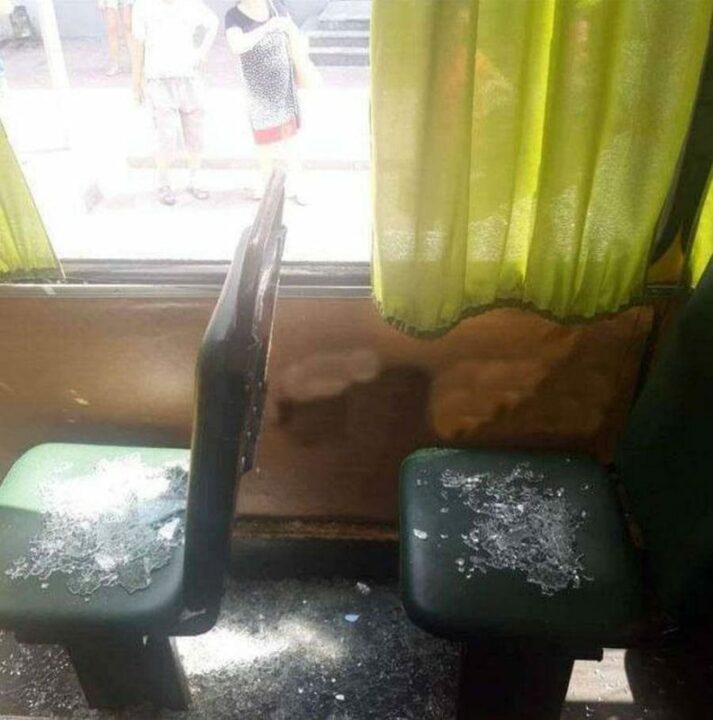 В Днепре на Центральном мосту хулиганы обстреляли автобус: фото - рис. 2