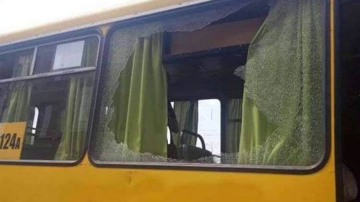 В Днепре на Центральном мосту хулиганы обстреляли автобус: фото - рис. 1