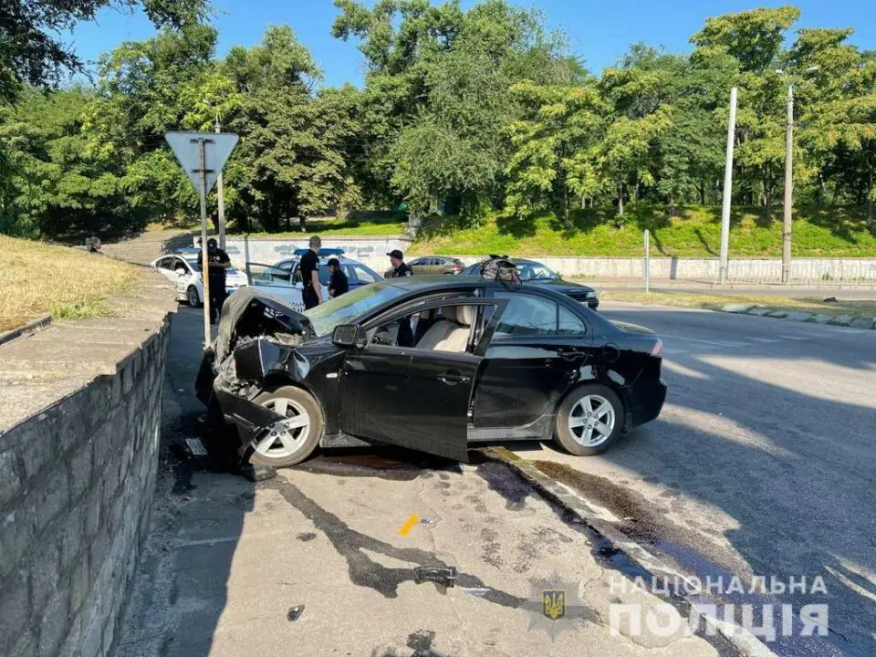 В Днепре под Мерефо-Херсонским мостом произошло смертельное ДТП: видео - рис. 1