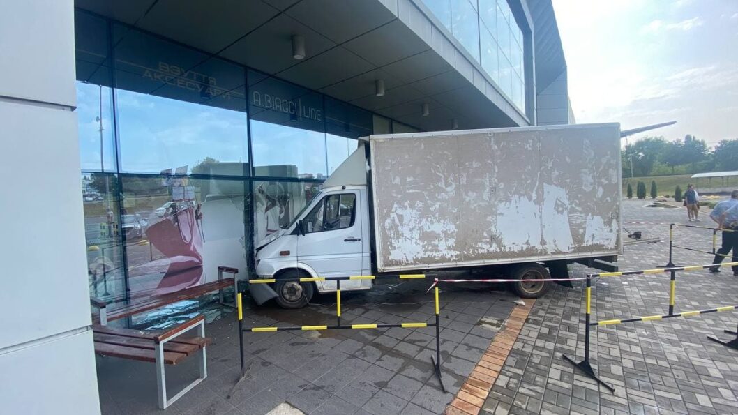 В Кривом Роге водитель грузовика протаранил авто и разбил витрину ТЦ: фото - рис. 1