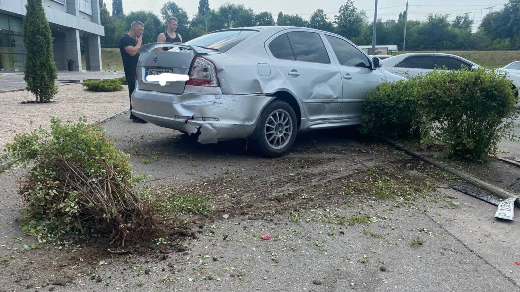 В Кривом Роге водитель грузовика протаранил авто и разбил витрину ТЦ: фото - рис. 4