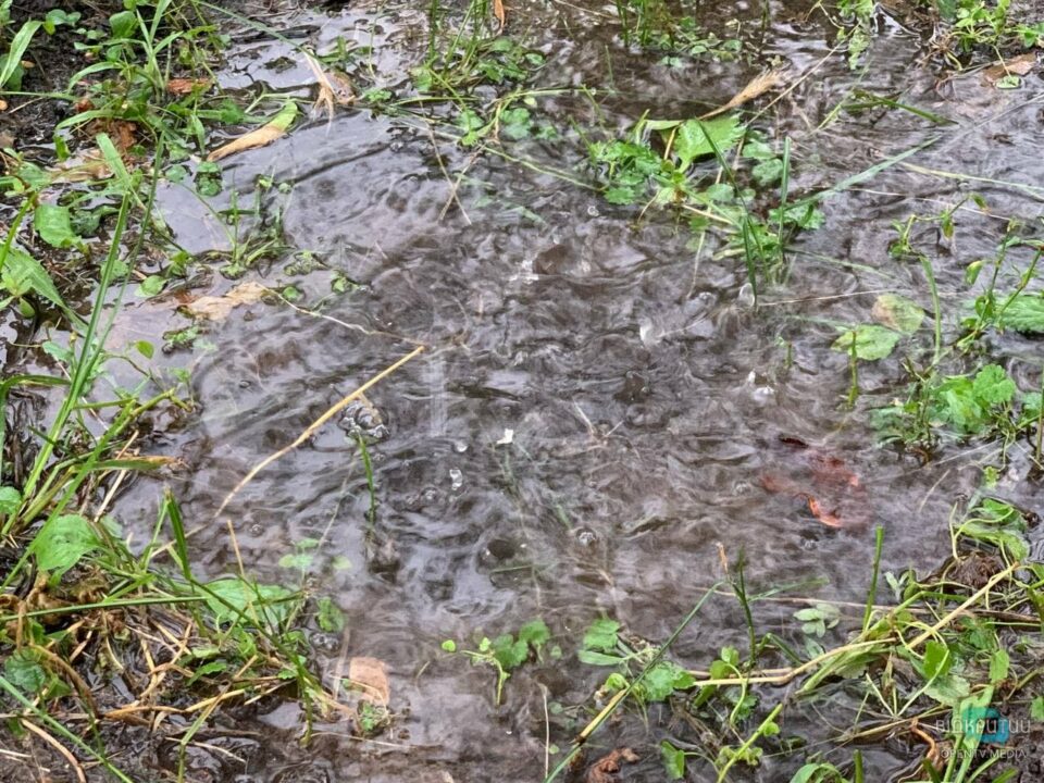 Дождь с грозой и забитые ливневки: Днепр переживает очередную непогоду (Фото) - рис. 13