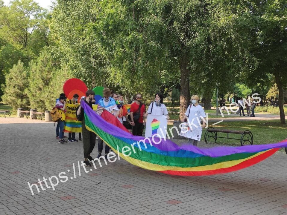 В центре Кривого Рога провели мирную акцию в защиту прав ЛГБТ-сообществ - рис. 1