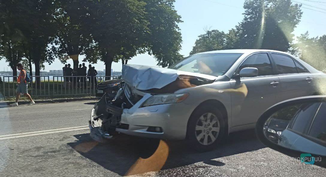 Разбили 2 авто: в Днепре на Сичеславской Набережной столкнулись Daewoo и Toyota - рис. 1