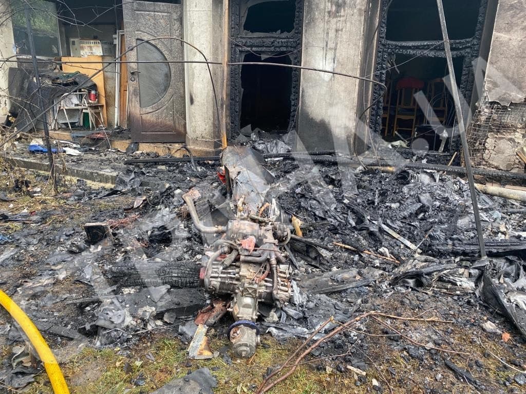В Украине самолет упал на жилой дом и загорелся: есть погибшие - рис. 4