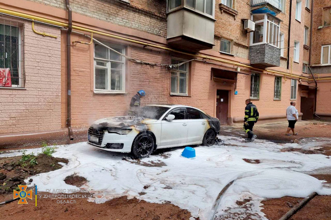В Кривом Роге вспыхнул автомобиль Audi: спасатели не дали машине сгореть дотла - рис. 1