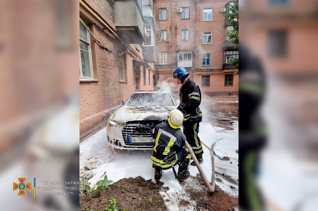 В Кривом Роге вспыхнул автомобиль Audi: спасатели не дали машине сгореть дотла - рис. 2