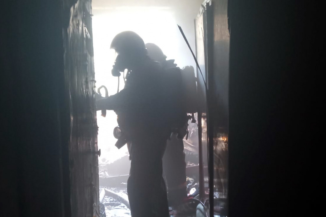 На Днепропетровщине спасатели вынесли мальчика из эпицентра пожара - рис. 1