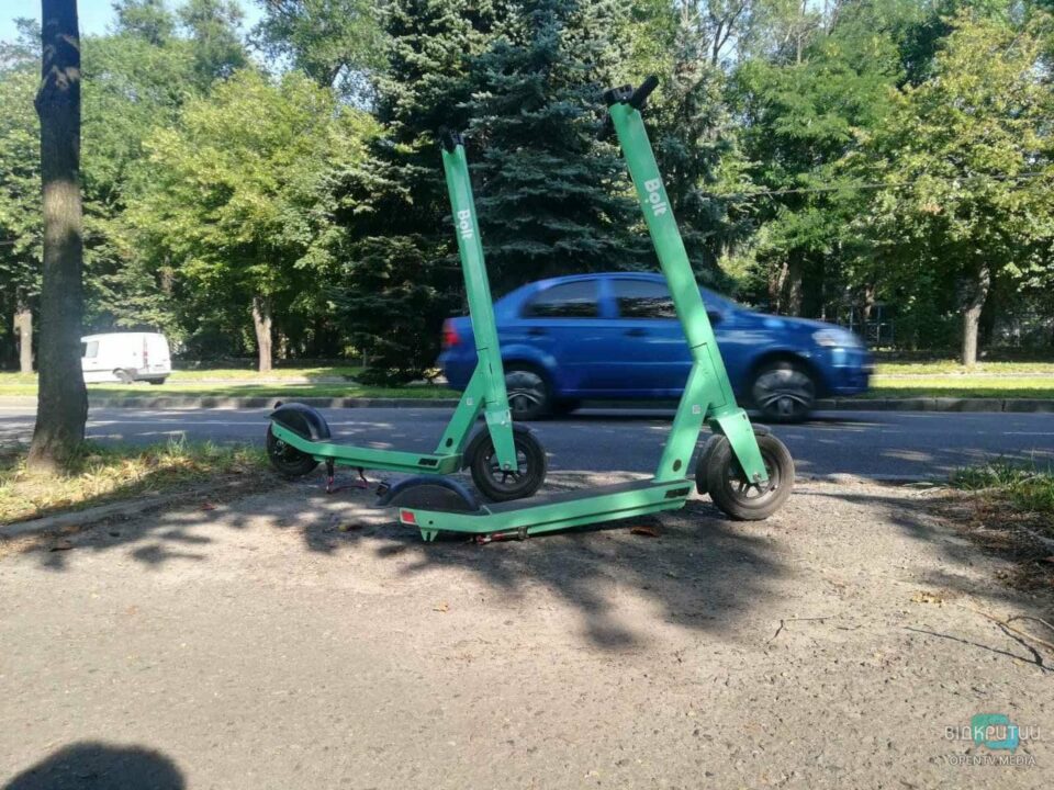 В Днепре на проспекте Гагарина хулиганы оставили сломанный электросамокат: фото - рис. 3