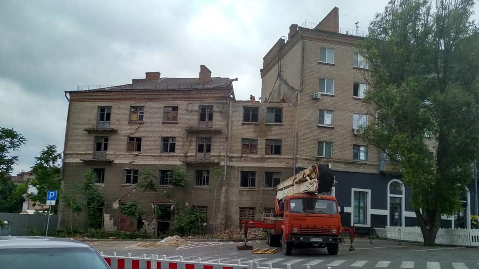 Потрепанное и в трещинах: в Днепре снесли аварийное здание бывшей сосисочной - рис. 3