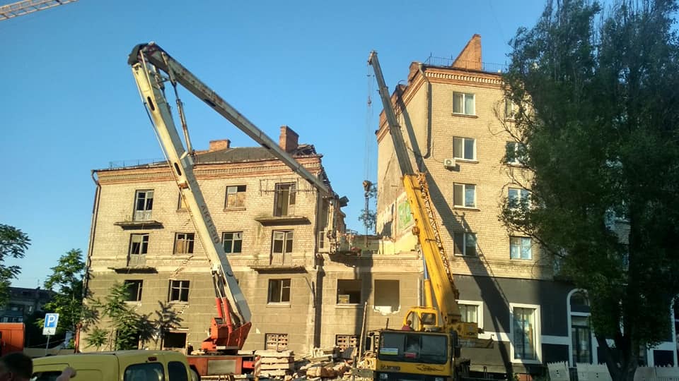 Потрепанное и в трещинах: в Днепре снесли аварийное здание бывшей сосисочной - рис. 4